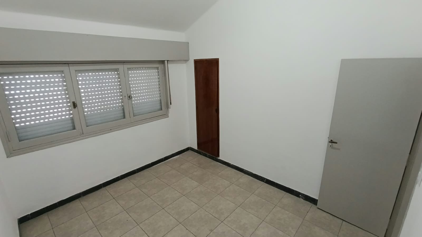 SE VENDE CASA - FRENTE PLAZA 25 DE MAYO, miniatura